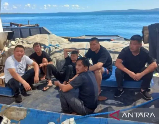 Enam WNA China yang Terdampar di Perairan Kupang diperiksa Polda NTT