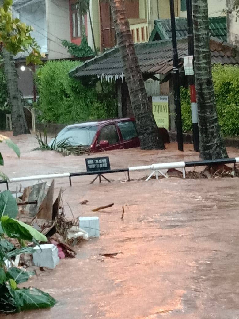 BANJIR MEMPORAK PORANDAKAN BLOK F DAN G KOMPLEK PERUM CINERE ESTATE, LIMO, DEPOK, JAWA BARAT
