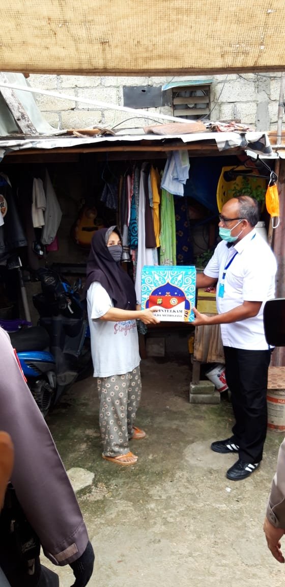 Peduli Dampak Covid-19 Direktorat Intelkam Polda Metro Jaya Berbagi Sembako Di Wilayah Cipete Jakarta Selatan