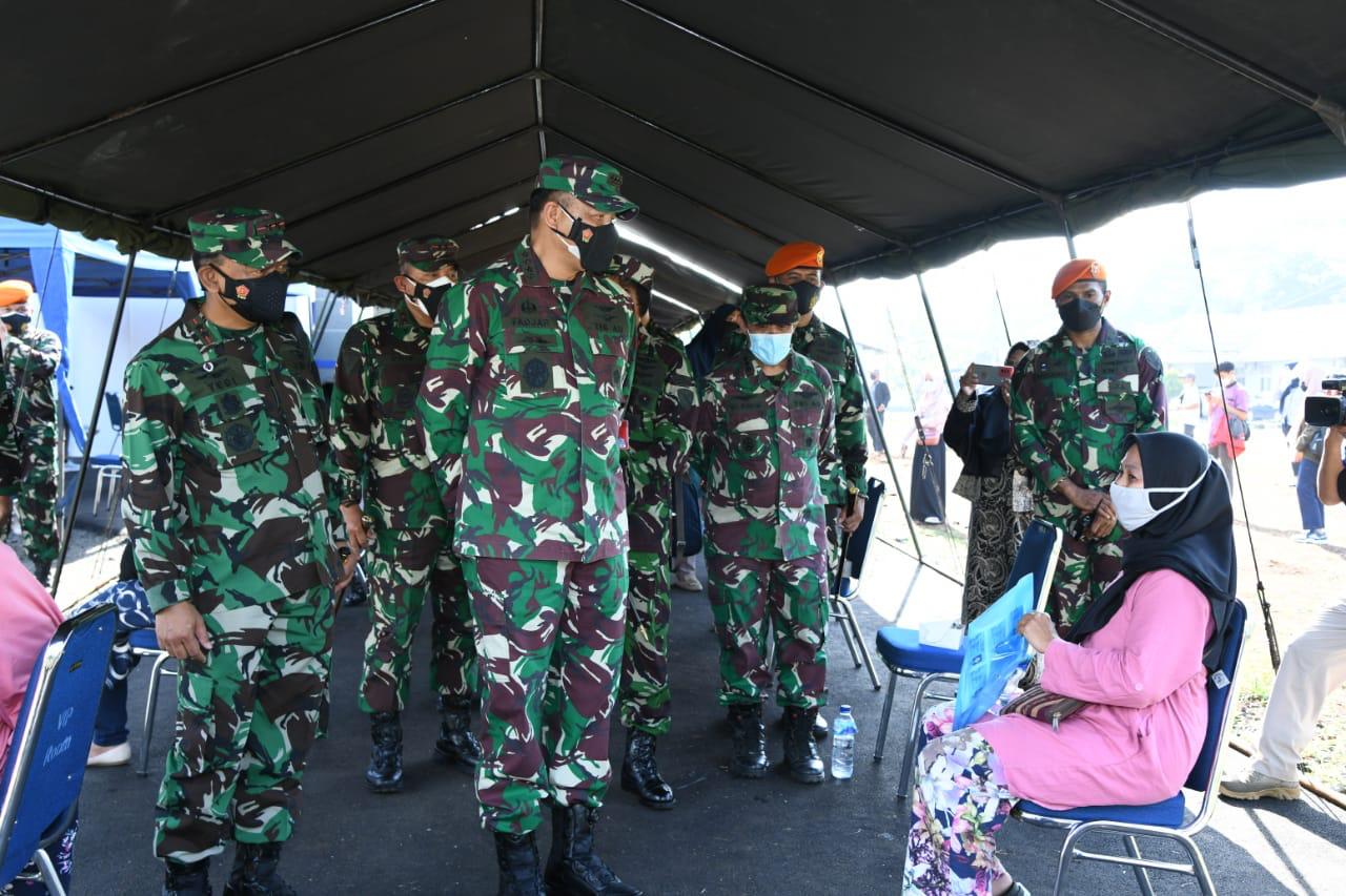 Kasau Tinjau Serbuan Vaksin di Markas Satuan Elite TNI AU Satbravo 90