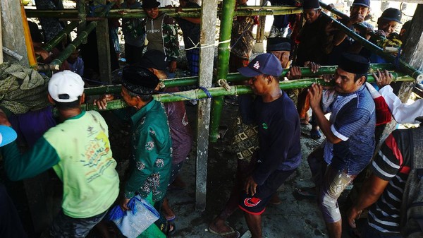 Tradisi Memindahkan Rumah Panggung Di Sulawesi Barat