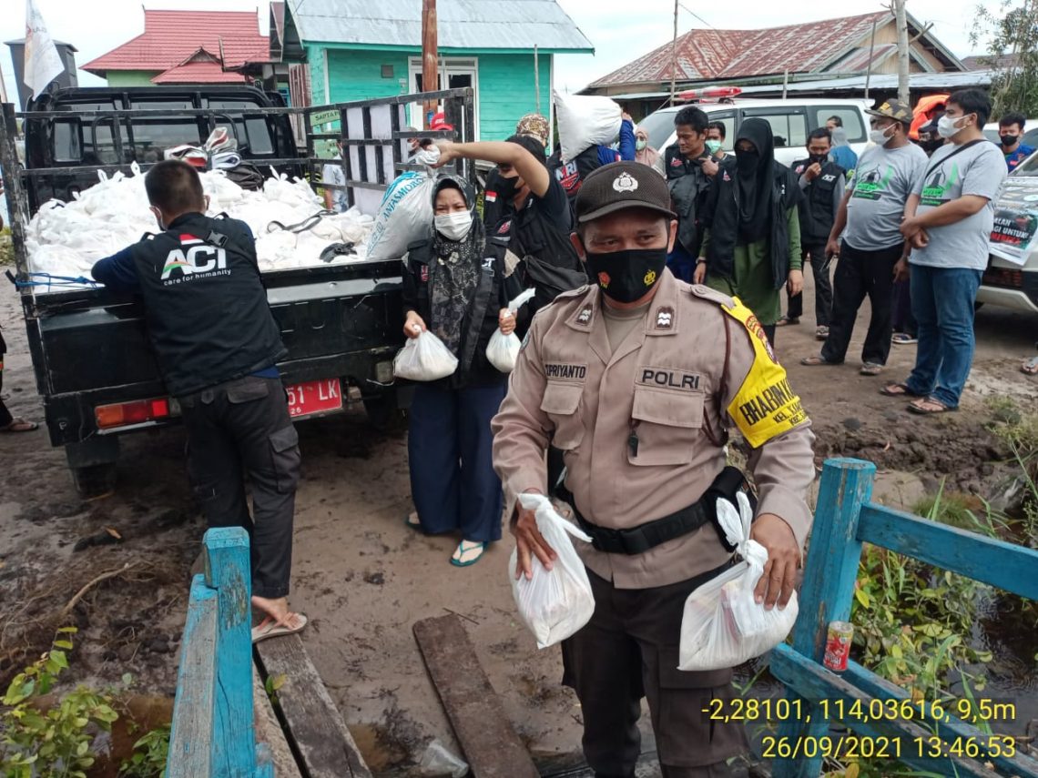 Bhabinkamtibmas Kameloh Baru, Bantu Salurkan Bansos Bagi Korban Banjir