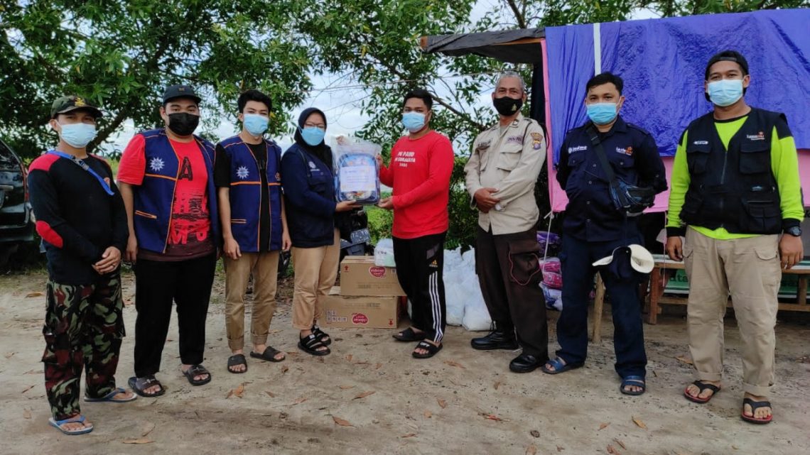 Berikan Rasa Aman, Bhabinkamtibmas Sebangau Dampingi Distribusi Bantuan Sosial