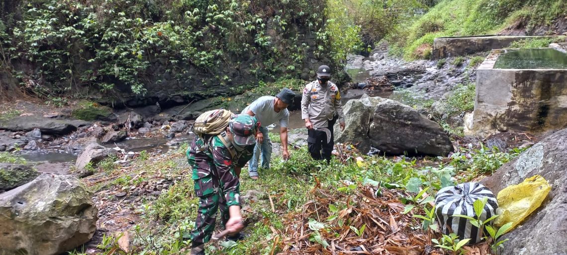 Antisipasi Banjir Bhabinkamtibmas Kutowinangun Kidul Bersama Warga Bersihkan Kali Blondo