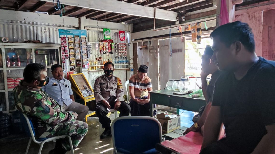 Sinergitas Bhabinkamtibmas dan Babinsa berikan himbauan Kepada Warga Pulau Sabutung