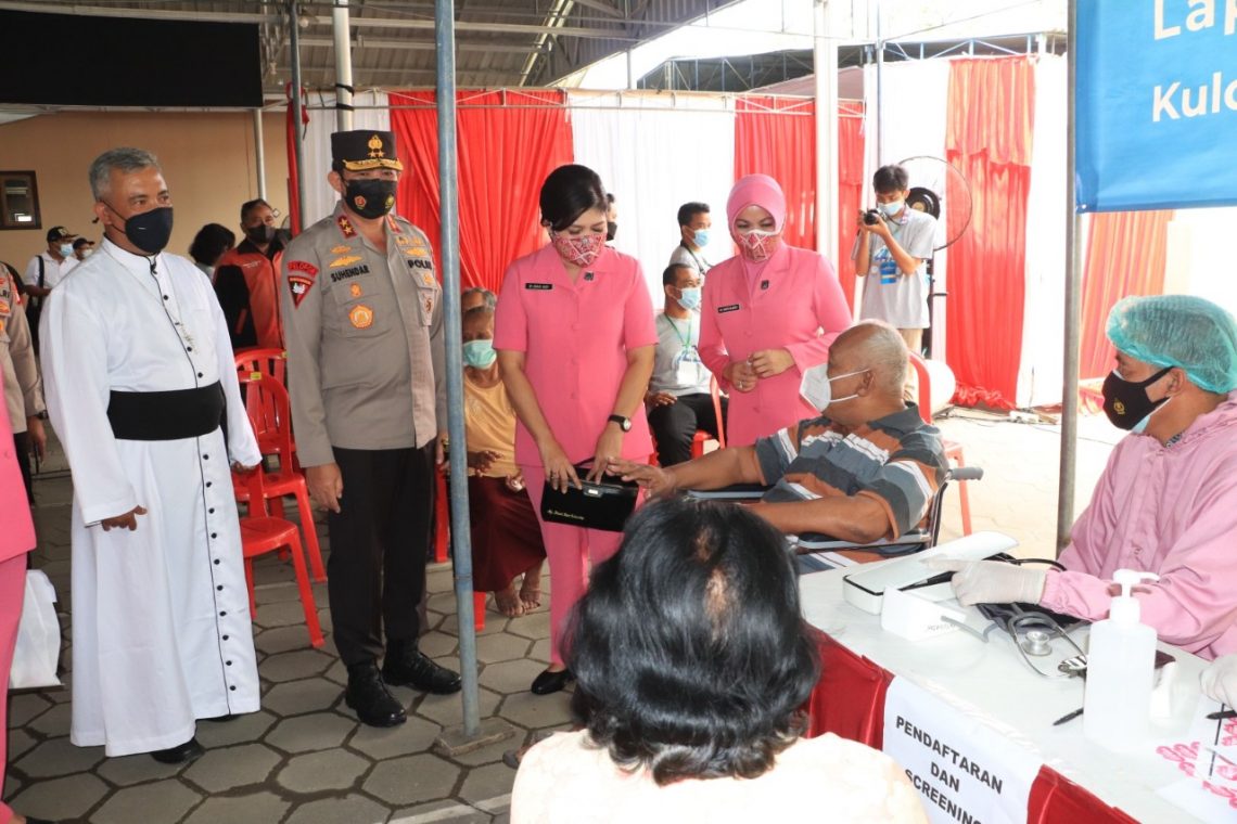 Kapolda DIY Beserta Ketua PD Bhayangkari DIY Tinjau Vaksinasi di Kulonprogo