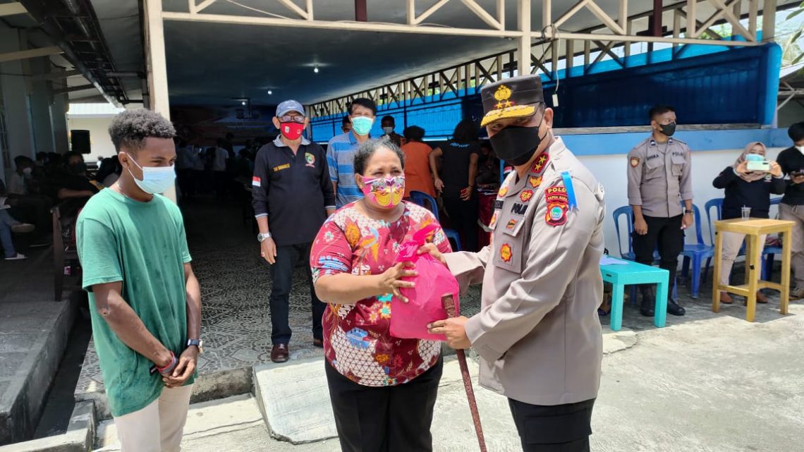 KAPOLDA PAPUA BARAT Melakukan Pengecekan Kegiatan Gerai Vaksin TNI-POLRI di Gereja Manyosi Wirsi