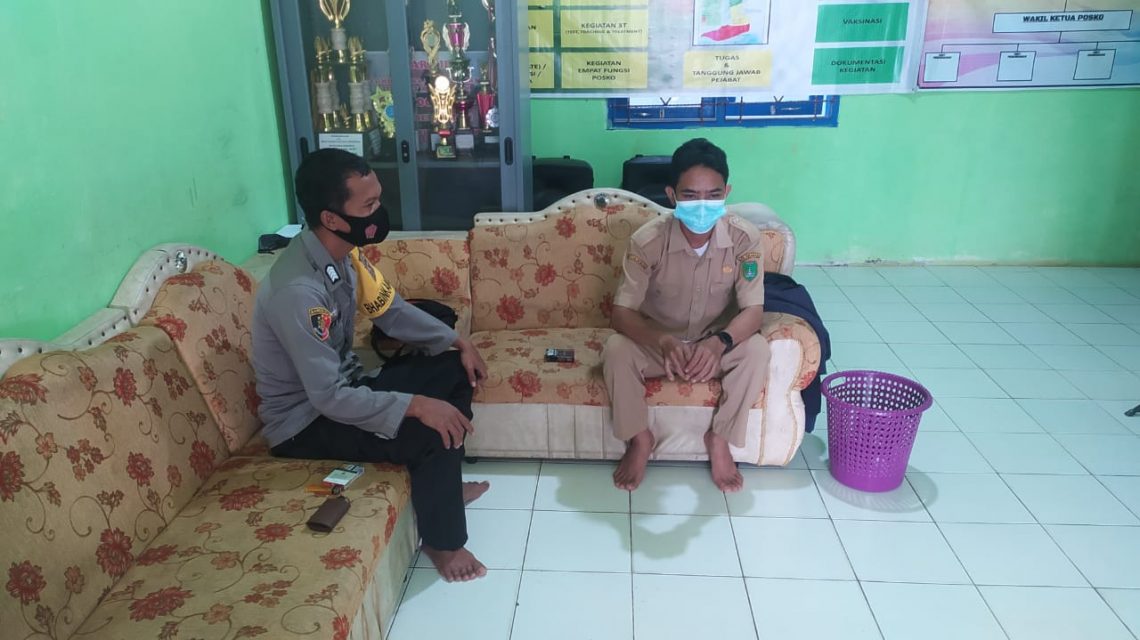 Sambang Kantor Desa Binaan, Bhabinkamtibmas Polsek Permata Kecubung Sampaikan Himbauan Kamtibmas dan Prokes