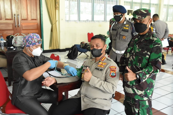 Wujud Sinergitas, Kapolresta Manado Ikuti Donor Darah Jelang HUT TNI