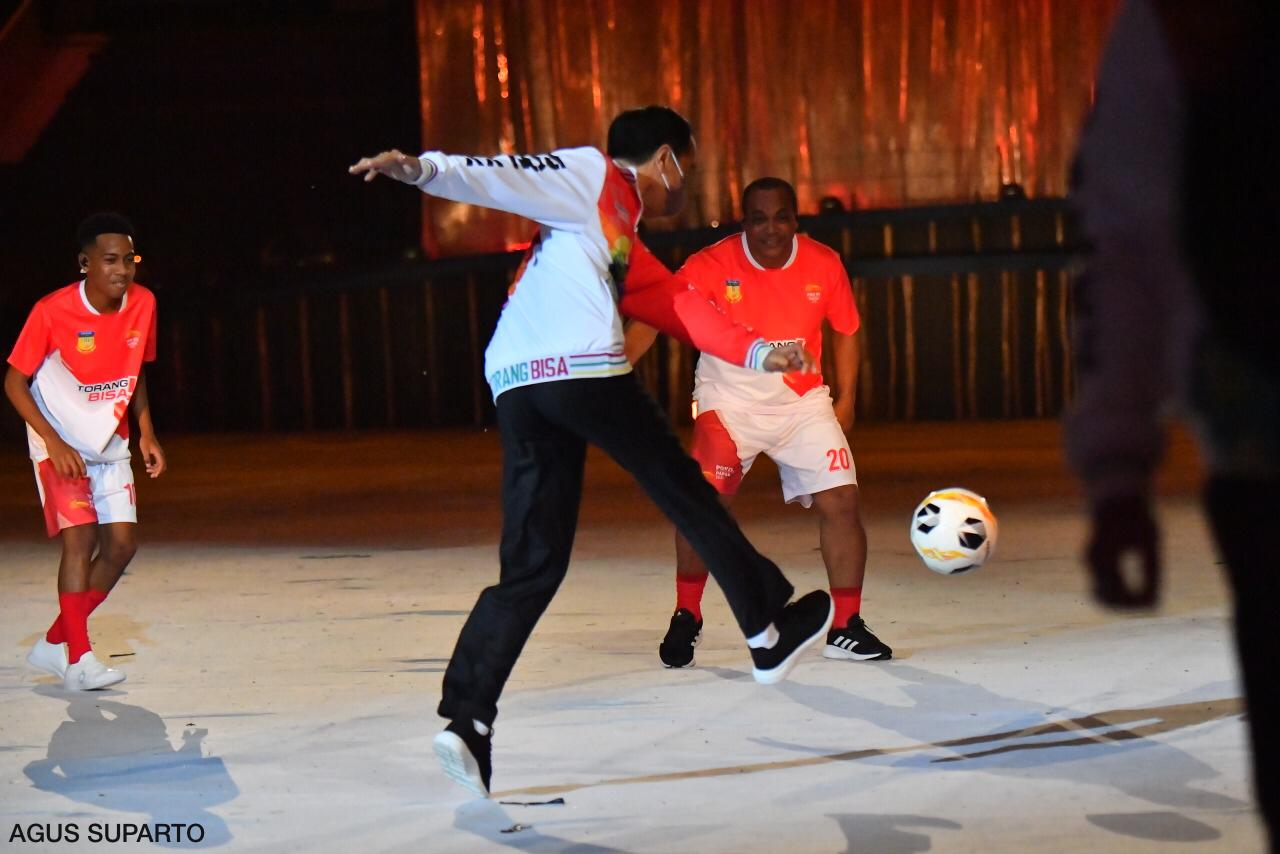 Menpora Amali Ikut Antar Presiden Jokowi Turun Main Bola Pada Pembukaan PON XX Papua