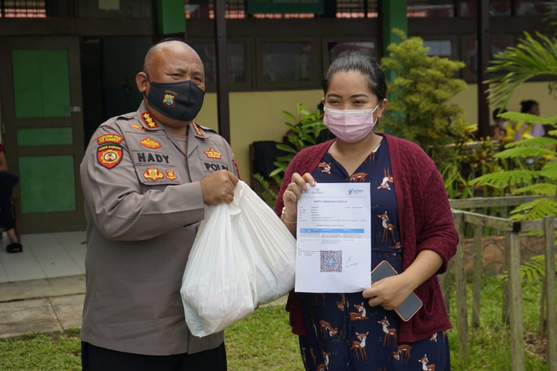 Guna mendukung percepatan program vaksinasi nasional, Polda Papua Barat kembali membuka gerai vaksin TNI-Polri di SMP N 6 Manokwari (7/10/2021)