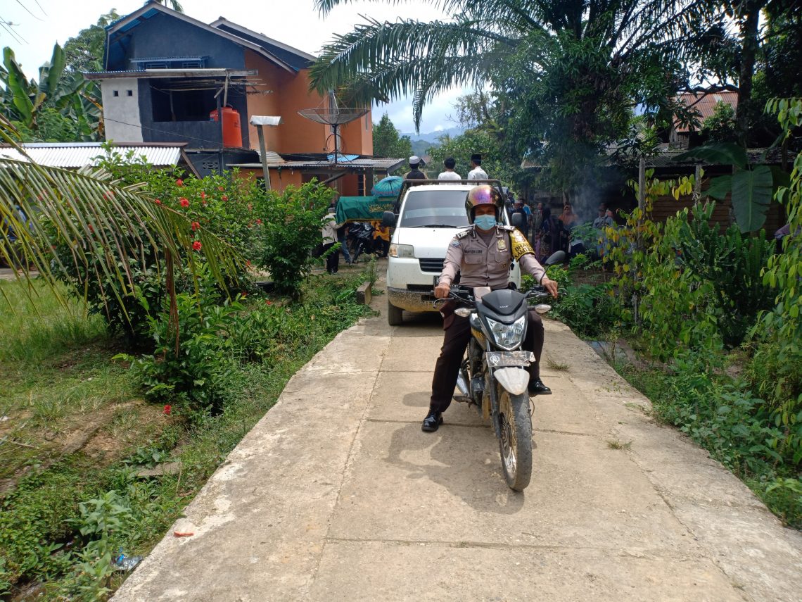 Bhabinkamtibmas Serimbu Lakukan Kawal Jenazah dari Rumah duka sampai ke TPU