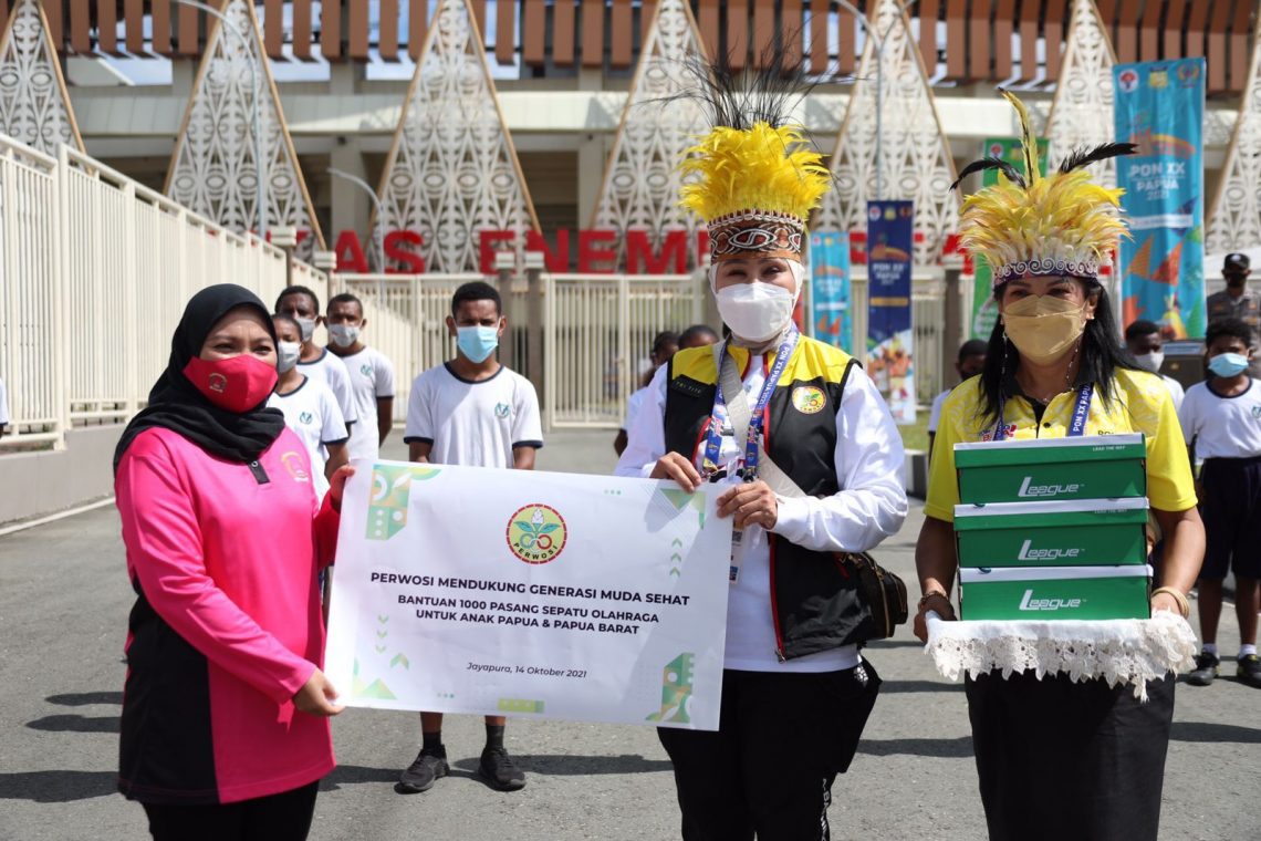 Perwosi Mendukung Generasi Muda Sehat Bantuan 1000 Pasang Sepatu Olahraga Untuk Anak Papua Dan Papua Barat