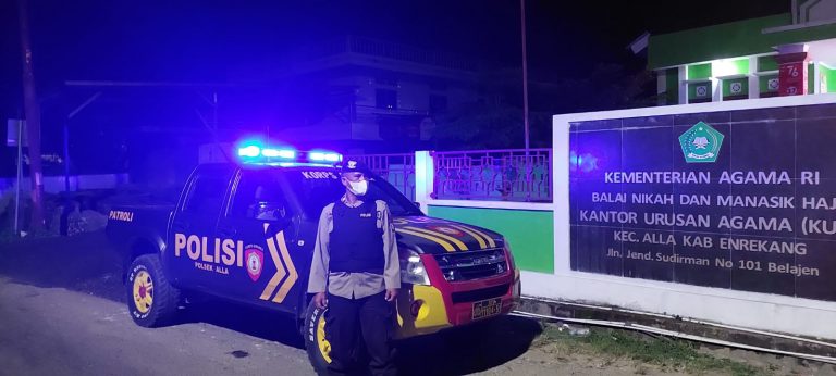 Patroli Malam Hari Tak Lupa Polisi Beri Imbauan Protokol Kesehatan Pada Masyarakat di Alla