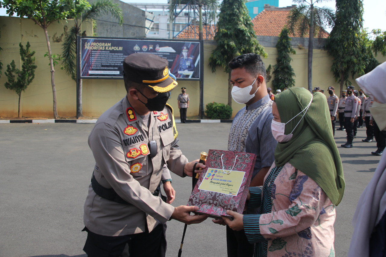 Kapolres Pekalongan Kota, Berikan Bantuan Sosial dari Alumni AKABRI 1990 Untuk Keluarga Polri Yang Terkena Musibah Covid-19