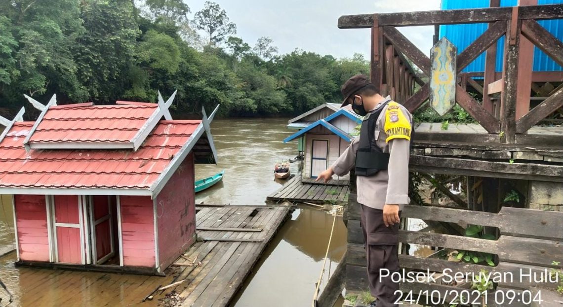 Antisipasi terjadinya Banjir di Wilayah Hukum Polsek Seruyan Hulu, Personel Polsek Seruyan Hulu, laksanakan pengecekan dan kontrol ketinggian debit air Sungai Seruyan di daerah Kec. Seruyan Hulu.