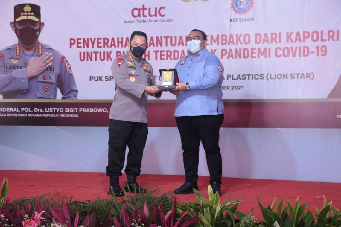 Kapolri Hadiri Pembagian Bansos Untuk Buruh : Ingatkan Pentingnya Vaksinasi