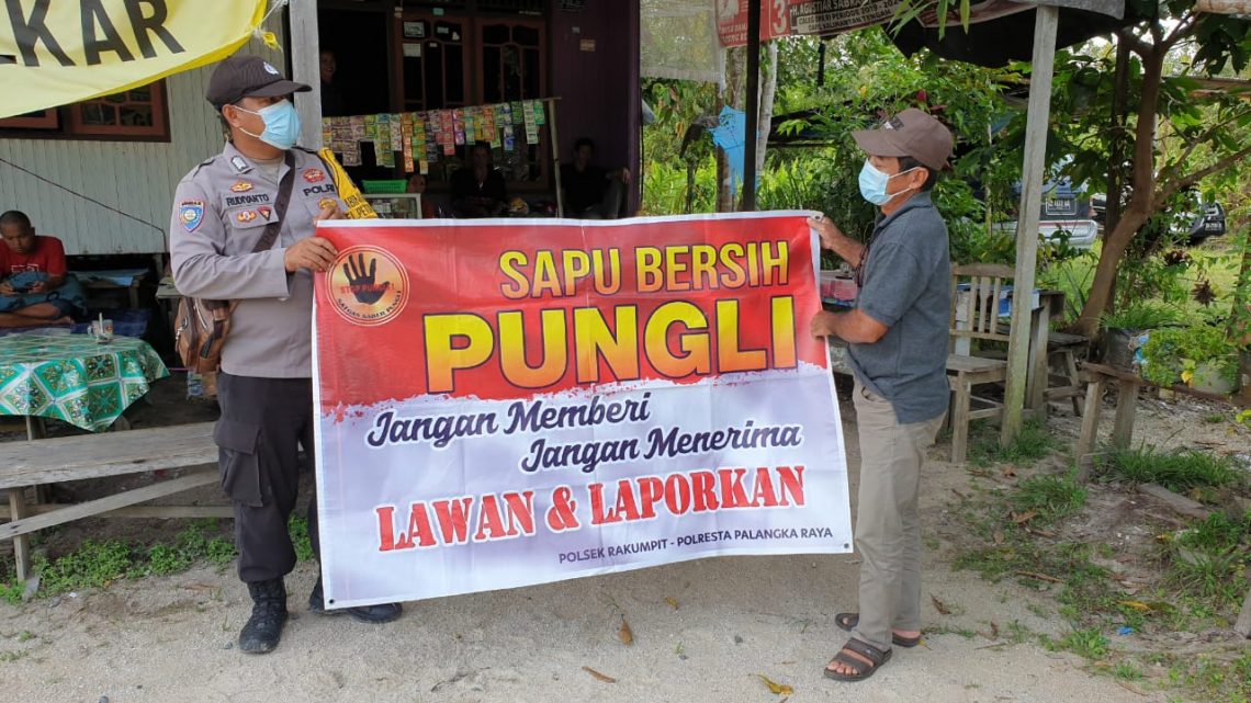 Sembari Patroli, Bripka Rudi Sosialisasikan Perpres Saber Pungli
