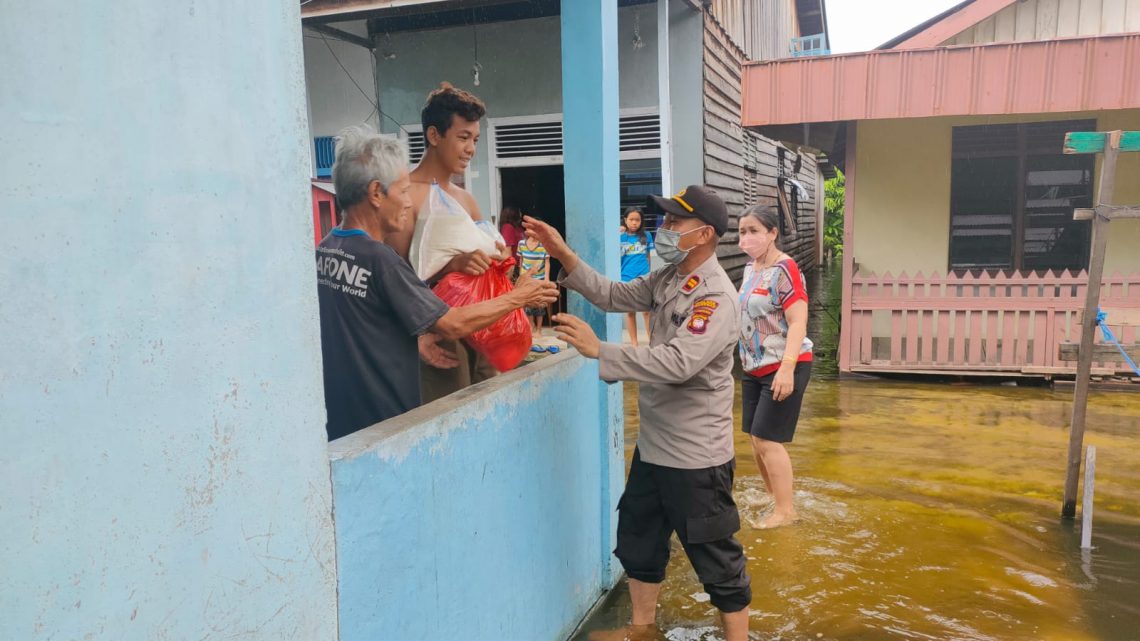 Kapolsek Kapuas Pimpin Penyaluran Bantuan Sosial