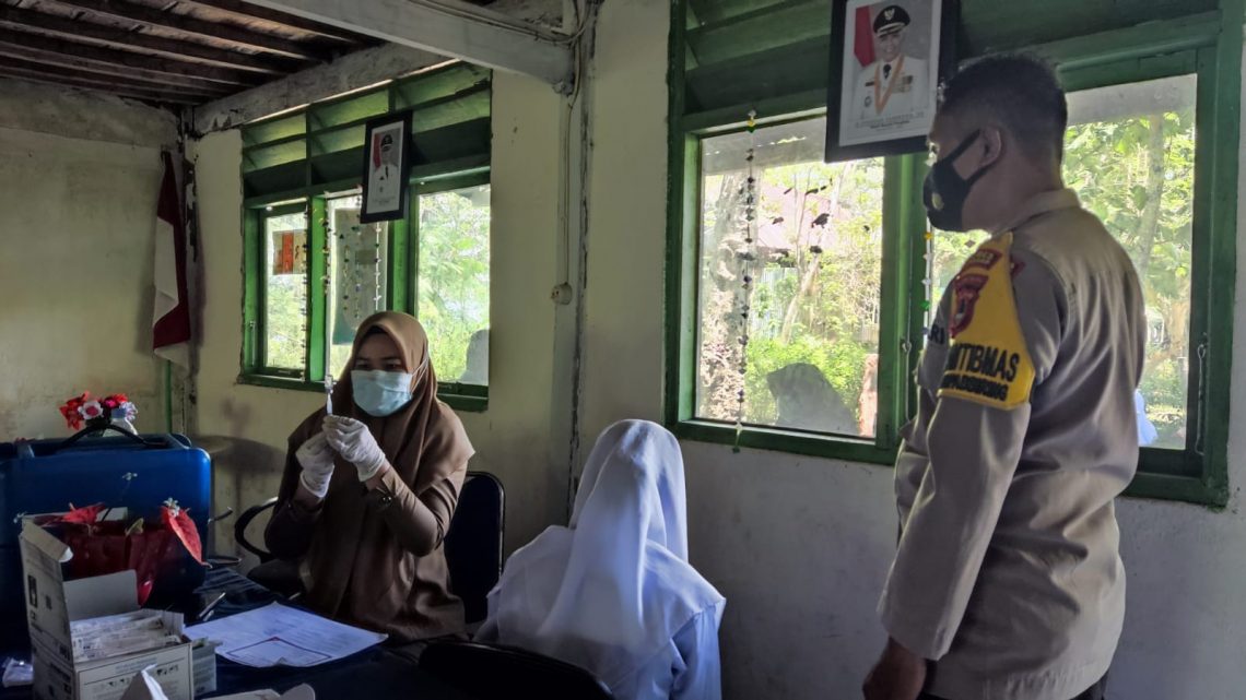 Bhabinkamtibmas Pantau Dan Amankan Pelaksanaan Vaksinasi Covid-19 di Pulau Sabutung.