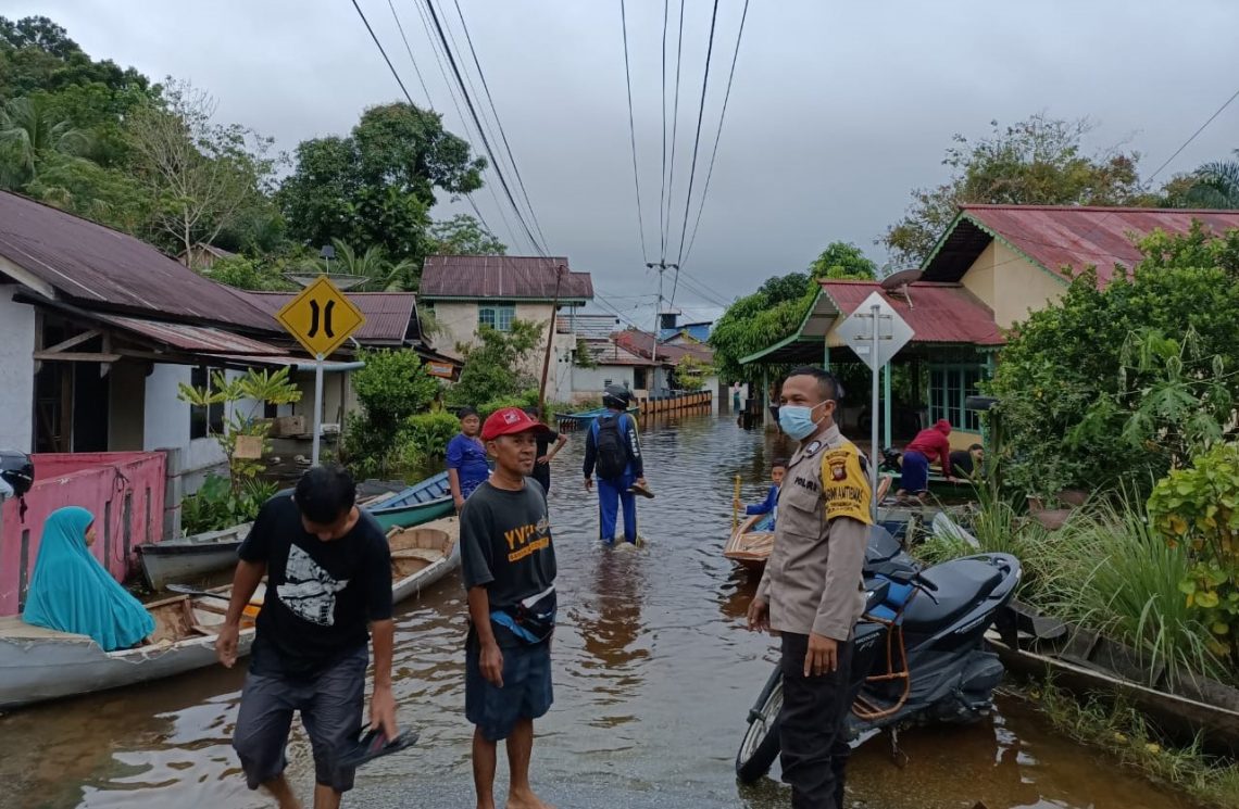 Bripka Suryadi Patroli di Lokasi Banjir Desa binaan