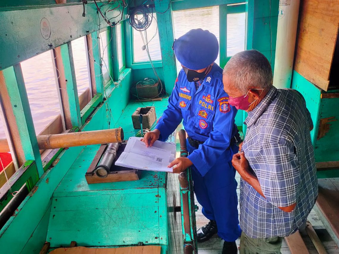 Satpolairud Polres Seruyan Cek Kelengkapan Kapal Yang Sandar Di Dermaga Kuala Pembuang.