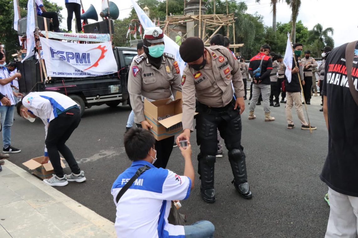 Aksi Simpatik, Polisi Hadir Bagikan Air Minum Kepada Para Pendemo di Halaman Pendopo Majalengka