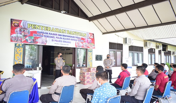 Kapolda Kalbar Bantu 48 Personel Polres Sekadau Terdampak Banjir