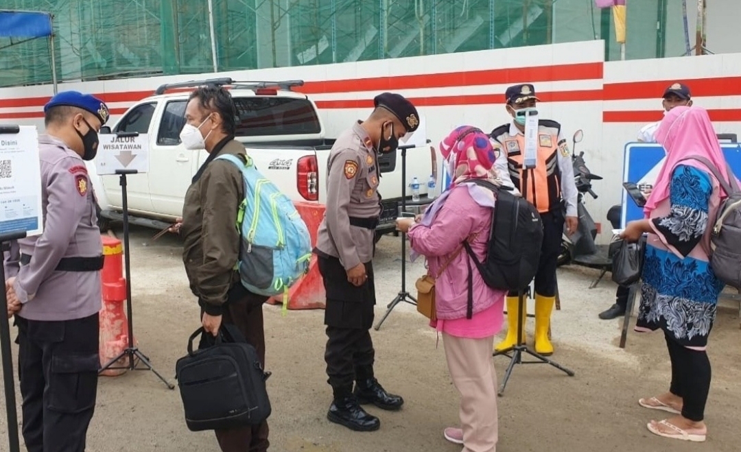 Polres Kep Seribu Giatkan Pengawasan ProKes dan Wajibkan 163 Wisatawan Scan Barcode Peduli Lindungi di Dermaga Kaliadem