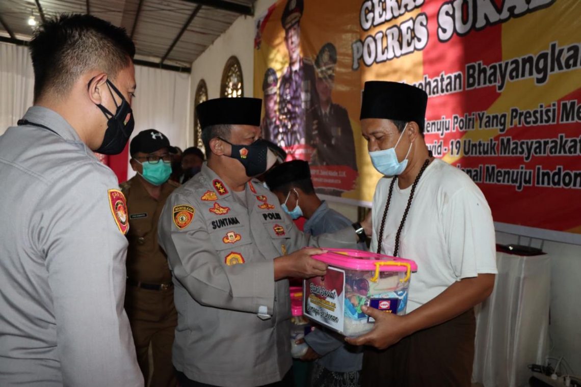 KAPOLDA JABAR TINJAU VAKSIN DAN BAGIKAN SEMBAKO DI PONPES JUDATUL UQBA SUKABUMI