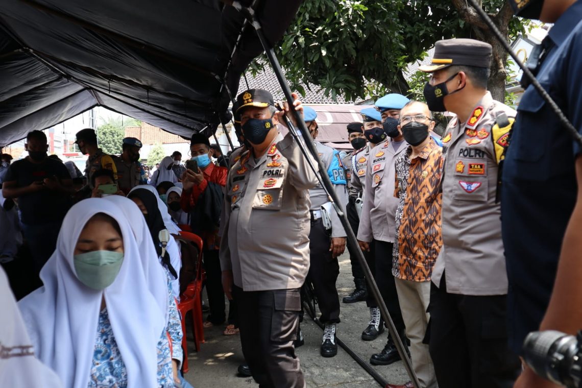 Kapolda Jabar Tinjau Langsung Pelaksanaan Vaksinasi Massal di Majalengka