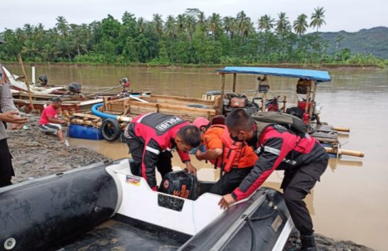 CARI WARGA HILANG DISUNGAI CIMANDIRI, SATUAN SAMAPTA POLRES SUKABUMI TURUNKAN PERAHU KARET