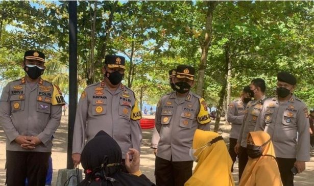 Pastikan Pengunjung Patuhi Protokol Kesehatan, Kapolda Jabar Lakukan Pengecekan ke Kawasan Pantai Pangandaran