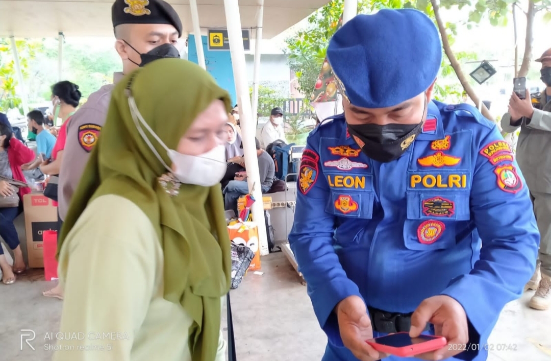 Di Dermaga Marina Ancol, Personel Polres Kep Seribu Ketatkan Pengawasan ProKes dan Wajibkan 229 Penumpang Kapal Ke Pulau Scan Barcode Peduli Lindungi