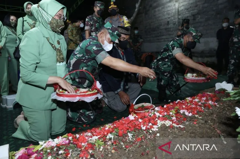 Jenderal Dudung Melayat Ke Makam Babinsa Yang Wafat Tertembak Di Papua