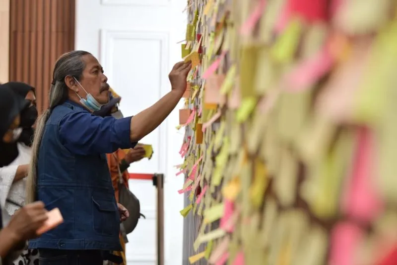 Carik Kertas Jadi Doa Warga Untuk Emmeril Kahn Mumtadz