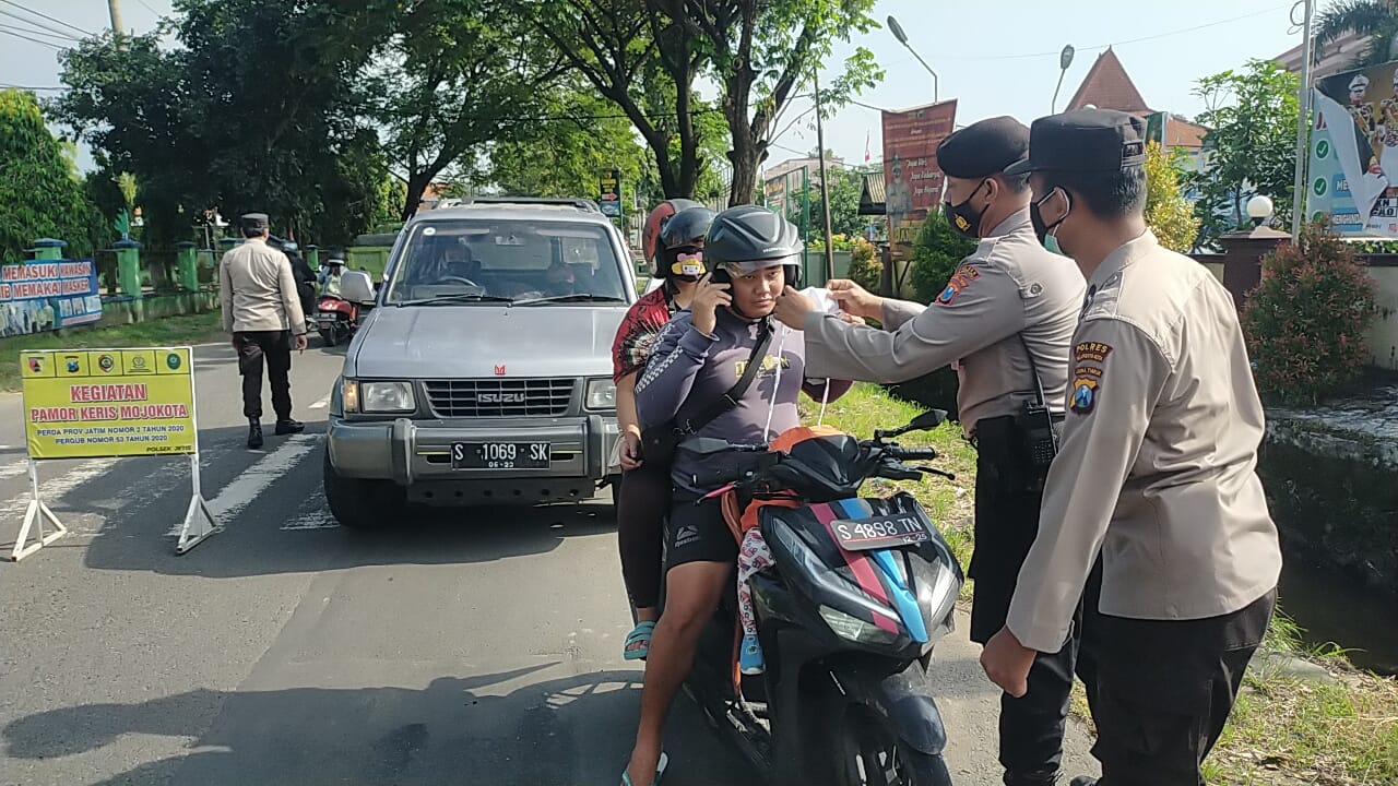 Petugas Pamor Keris Mojokota Himbau Pengguna Jalan Tetap Taati Prokes