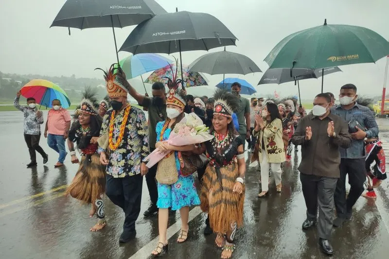 Prosesi Adat Sambut Kedatangan Irjen Daniel Silitonga di Papua Barat