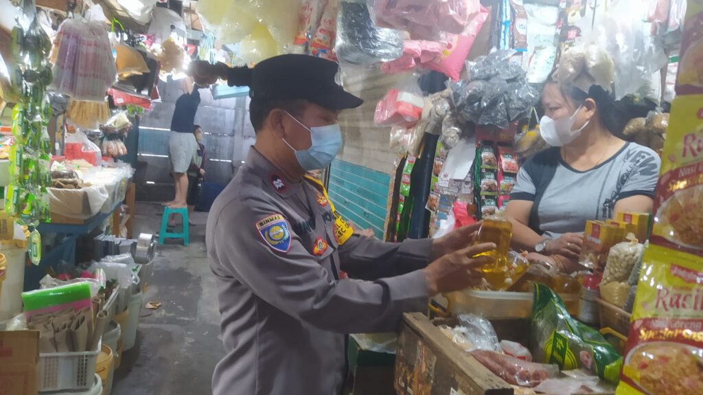 Bhabin Melaksanakan Giat Monitoring Harga Minyak Goreng Curah, Temukan Ini