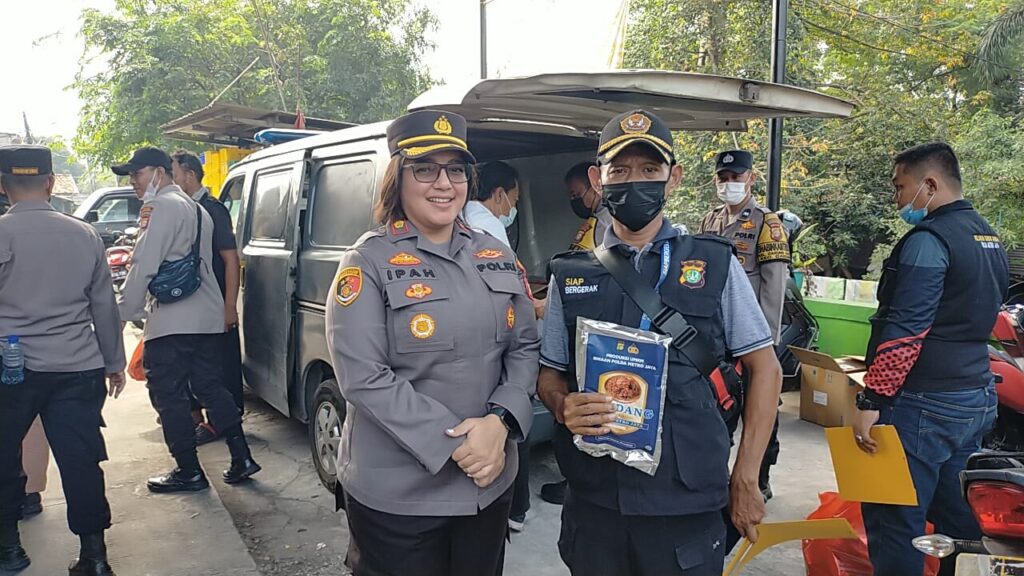 Peduli Sesama, Polsek Cakung Bagikan 350 Paket Rendang Siap Saji di Slum Area
