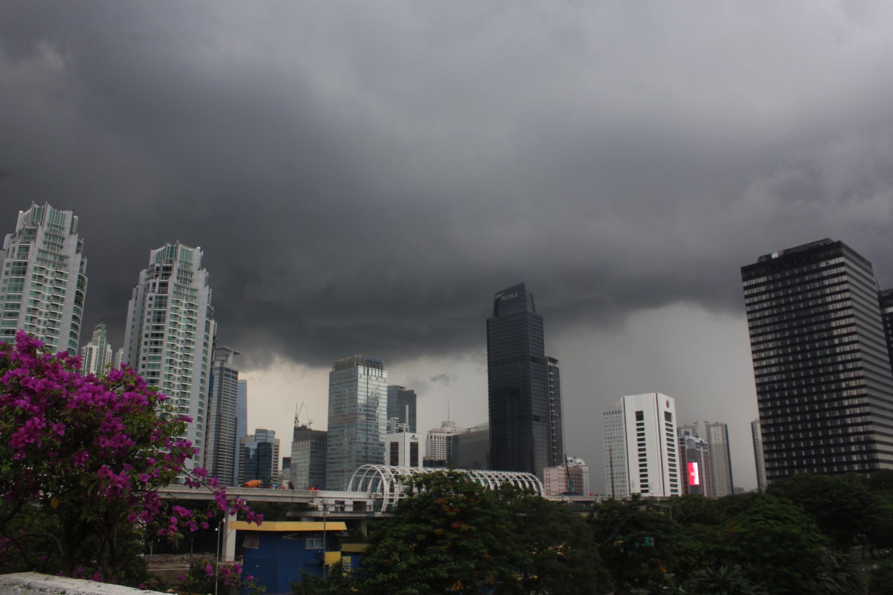Jakarta Berpotensi Hujan Petir Pada Sore dan Malam, Jumat 15 Juli 2022
