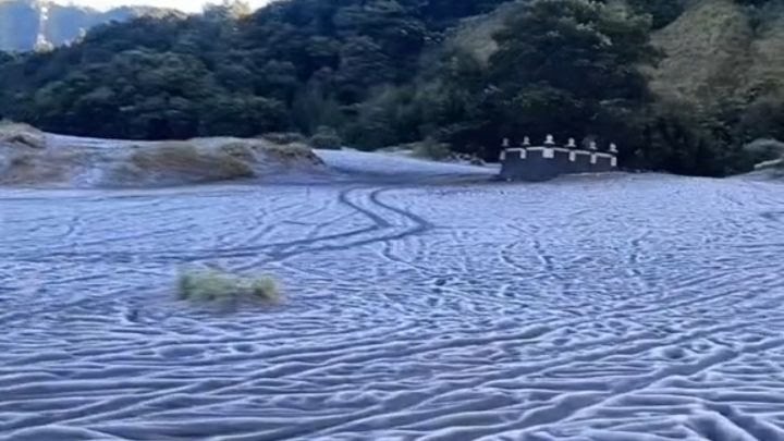 Fenomena Embun Salju di Kaki Semeru