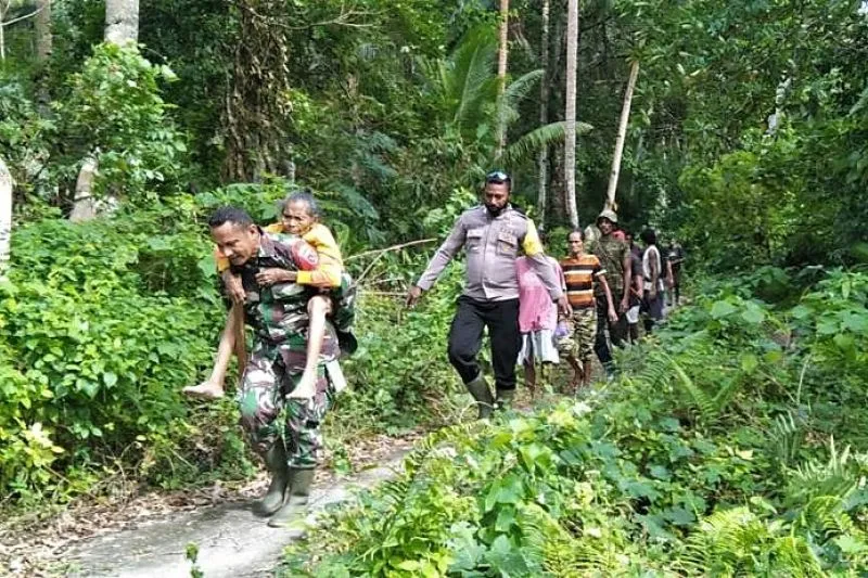 Babinsa Tiga Hari Telusuri Hutan Untuk Cari Seorang Nenek di Tanimbar