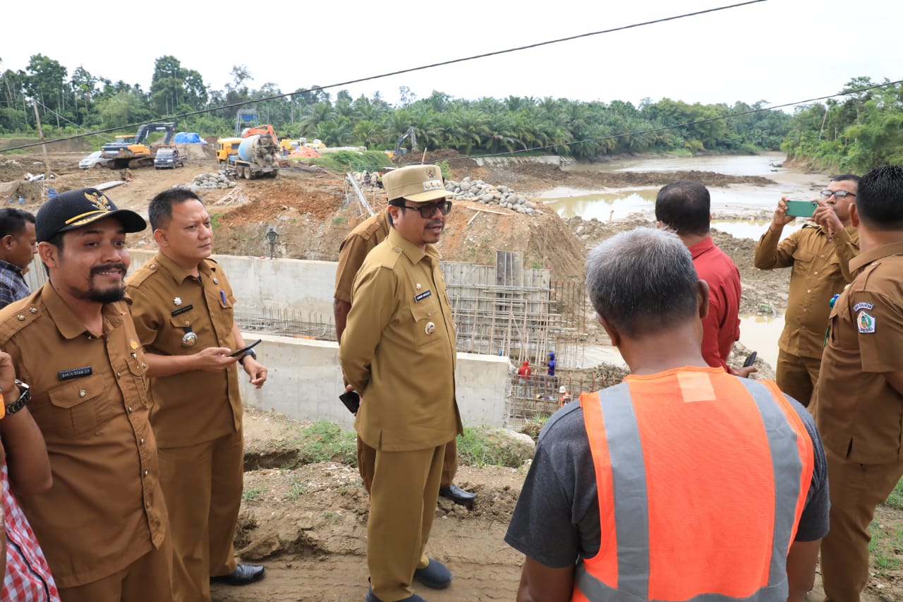 Pj Bupati Azwardi: Rekanan Pelaksana Proyek Bendungan Krueng Pase Harus Cari Solusi Tepat