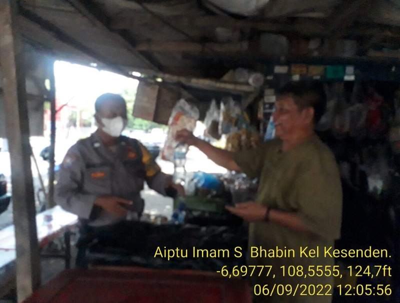 Jalin Keakraban, Bhabinkamtibmas Jesenden Polsek Utbar Polres Ciko Sambangi Warung Kopi