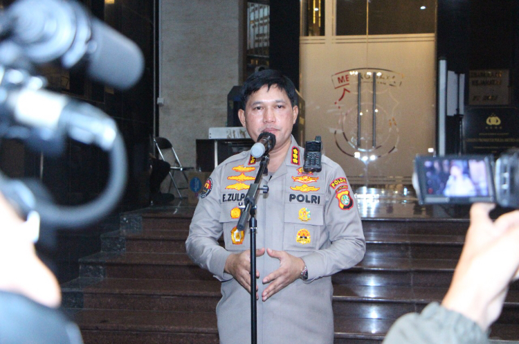 Bakti Sosial Polda Metro Jaya, Bagikan Paket Sembako Kepada Masyarakat