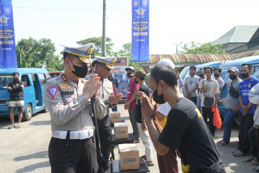 Bantu Masyarakat Miskin, Korlantas Polri Bagikan Ribuan Paket Sembako