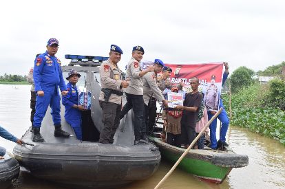 Ditpolairud Polda Sumsel Membagikan Bantuan Sembako Kepada Masyarakat Di Perairan Borang