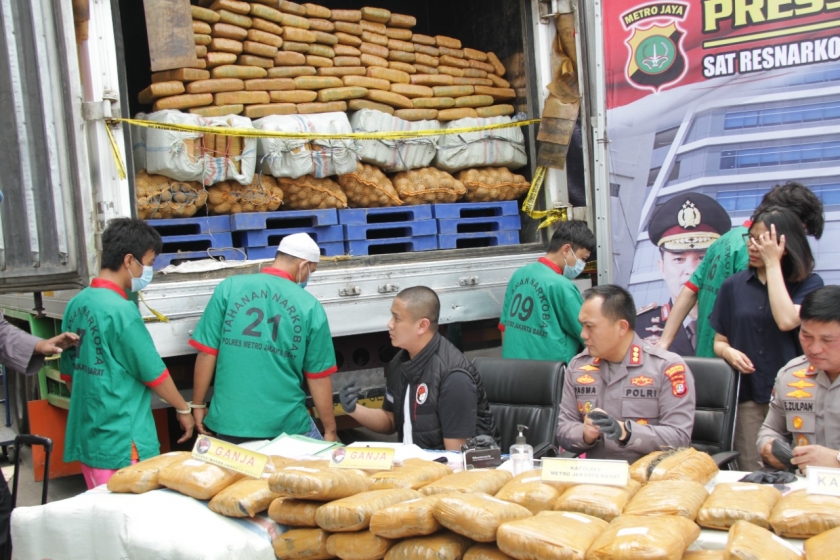 Polres Jakbar Berhasil Gagalkan Peredaran Ganja 304 Kg Jaringan Lintas Sumatera-Jawa
