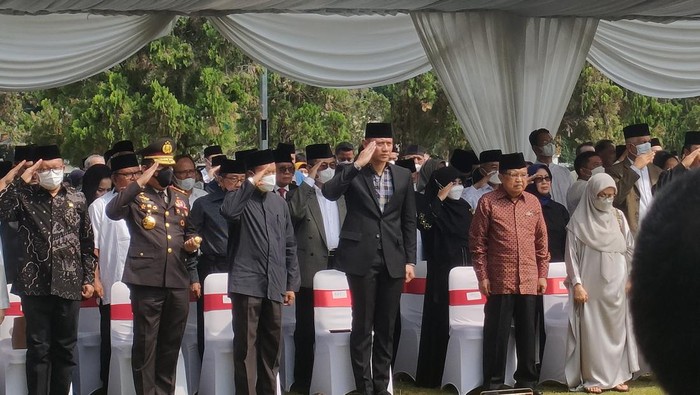 Kapolri Beri Penghormatan Terakhir di Pemakaman Ketua Dewan Pers